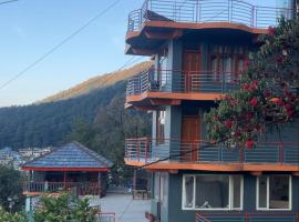 12 Monks - Dharamkot, Upper Bhagsu, McLeodGanj, hotel i McLeod Ganj