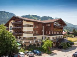 Das Traditionshotel Schwarzer Adler, hotelli kohteessa Tannheim