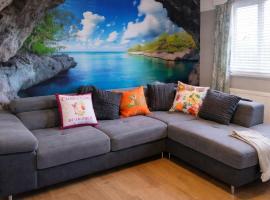 Stylish Skipton Retreat I Private Garden & Free Parking I Yorkshire Stays, hotel in Skipton