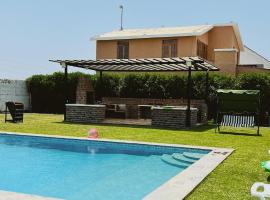 Casa de campo en Chincha con piscina privada y parrilla hasta 14 personas โรงแรมในChincha