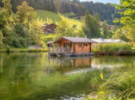 Tiny Water Villa on a Lake Gstaad & Interlaken, hotel i Zweisimmen