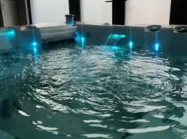 Private Double Bed, Bathroom, Hydro Pool - Part private shared home