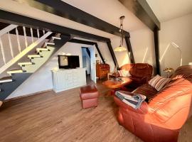 Tolles Nurdachhaus im Feriendorf Altes Land, Hotel in Hollern-Twielenfleth