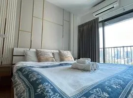 Luxury Condo Skywalk BTS Thonglor Pool Gym and Netflix