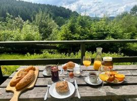 Domki przy lesie 300m od jeziora 509-619-803 – hotel w Zawozie