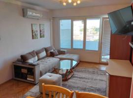 Cozy apartment with balcony and free parking: Varna'da bir otel