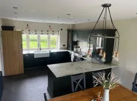 Charming 2-Bedroom Cottage in Warwickshire