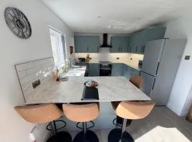 Spacious 4 Bed Canterbury Home Free Parking & Garden