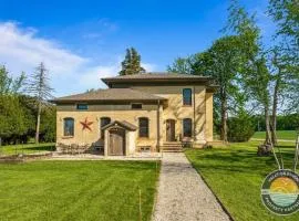 Historic 1868 Farmhouse Kettle Moraine Getaway