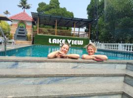 Lake view Resort cherai، فندق في شاطئ شيراي
