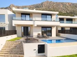 Central location 4 bedroom 3 bathroom private pool