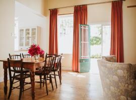 Charming Historical Cottage, Hotel in Graaff-Reinet