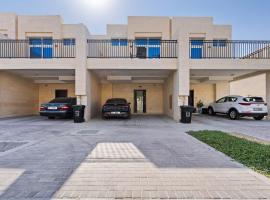 Elegant 3BR Villa Retreat w Private Backyard, hotel a ‘Ūd al Bayḑāʼ