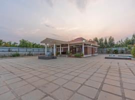 Courtyard Banyan Rustic 2 BHK villa with pool banyan gazebo and open courtyard living, Hotel in Nandigunda