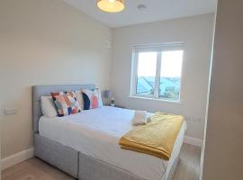 Modern 4-Bedroom Townhouse in the Heart of Barna Village, Hotel in Barna