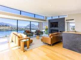 Panoramic Lakeview 4BR Luxury Home - Close to Town