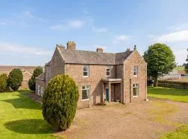 Spacious Country Farmhouse, 6 bedrooms, Sleeps 11