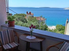 Apartments Julia - Accommodation near the beach – hotel w mieście Martinšćica