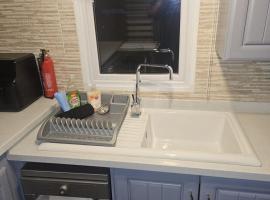 Cosy caravan in Billing Aquadrome, hotel di Northampton