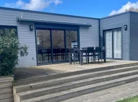 Spacious bungalow with heated pool and jacuzzi