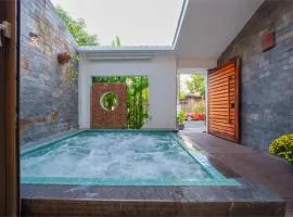 Danang 4Brs Luxury Villa with Jacuzzi & Sauna