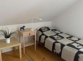 Pensionat på hästgård – hotel w mieście Alunda