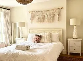 Vintage Basement Flat 1 min walk to beach.