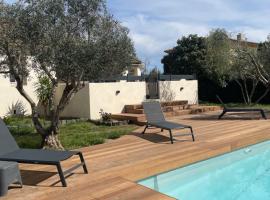 SERENITY Gite dans propriété avec jardin, terrasse, wifi, piscine et parking entre Béziers et Pezenas, Hotel in Servian
