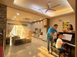Sekinchan Spacious 2 and Half Storey Homestay 100m Walk to KFC 7 Eleven 24hr Clinic KTV BBQ 适耕庄宽敞2层半民宿 100米到KFC 7 Eleven KTV BBQ