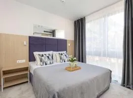 Klimatyzowany Apartament z Parkingiem i Spa Blisko Plaży by Noclegi Renters