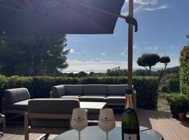 2-Bedroom Apartment Steps from Débarquement Beach with Pool, hotel a Saint-Raphaël