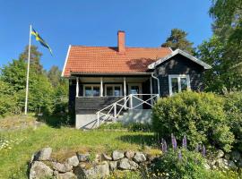 Rural cottage with lake view and swimming area, hotel v destinaci Vreta Kloster