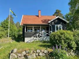 Rural cottage with lake view and swimming area