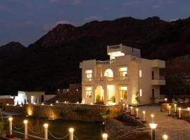 ELIVAAS Mandovar Mountain Valley Retreat Pet-friendly Suites with Shared Pool, Garden, Restaurant & Hill Views, hotel i Thūr