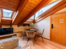 EDIFICIO Aire Morito Rozando las Agujas de la Catedral de Burgos