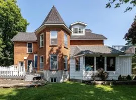 Downtown Huntsville Retreat with Fire Pit and Parking