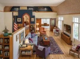 Dancing Moon Luxury Loft and Event Space - Sleeps 12