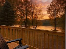 Romantic Riverfront Retreat, hotel in Sugar Run