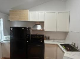 Couples pleasant Village getaway Queen Bed: Lac-Brome şehrinde bir otel