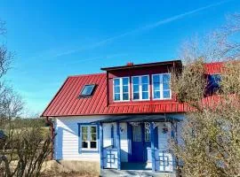 Vackert nyrenoverat 1800-talshus med bastu, vedspis och kamin