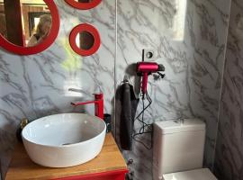 Tiny Haus roter Wagen, Hotel in Langenselbold