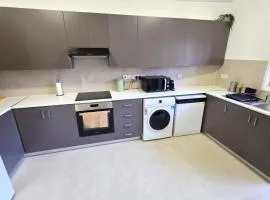 Steps to Beach - Modern Central Apt with 1GB Wi-Fi