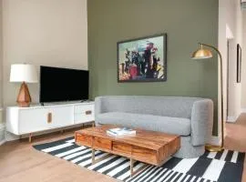 LIVN Millennium Park Downtown Chicago Superior 1BR