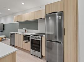 Staycation in New 1-Bedroom Condo, Japantown FL2, hotel din Vancouver