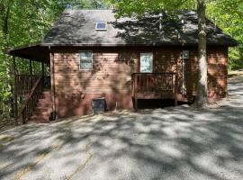 Deluxe Cabin #10 with Jacuzzi on Patoka Lake in Southern Indiana, Hotel in Seymour
