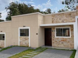 Casa en condominio cerrado en Luque con piscina, hotel di Luque