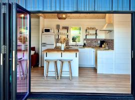 Yosemite Chalet, Spacious Tiny Home with Mountain Views!, hotel in Coarsegold