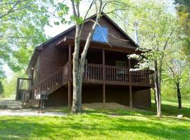 Deluxe Cabin #17 with Jacuzzi on Patoka Lake in Southern Indiana, hotel v mestu Paoli