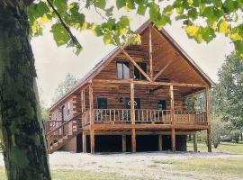 Deluxe Cabin #20 with Hot Tub on Patoka Lake in Southern Indiana, hotell sihtkohas Salem