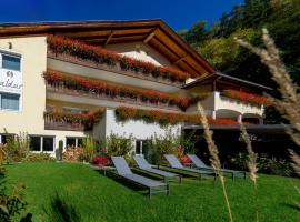 Saldur Small Active Hotel、ズルデルノのホテル